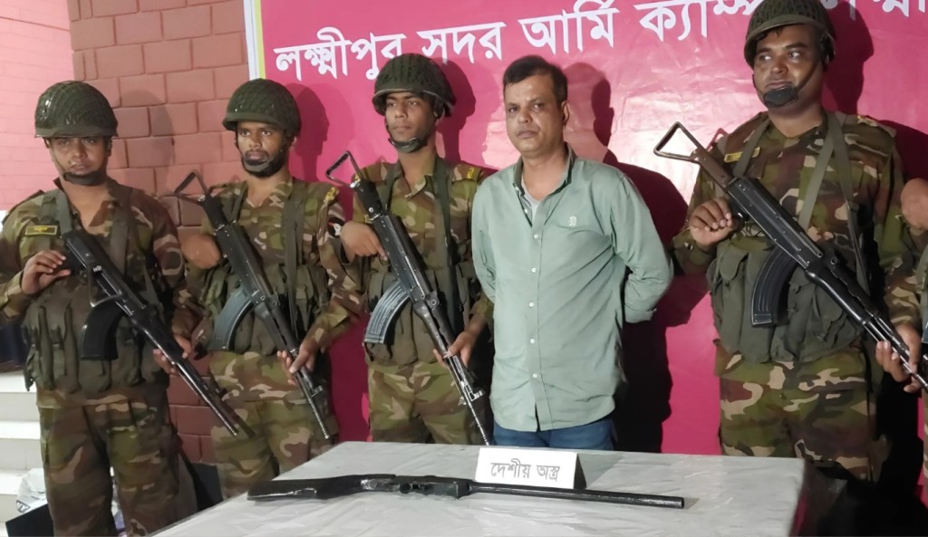 লক্ষ্মীপুরে সেনা অভিযানে অস্ত্রসহ সাবেক যুবদল নেতা আটক 4 লক্ষ্মীপুরে সেনা অভিযানে অস্ত্রসহ সাবেক যুবদল নেতা আটক 1754885851 লক্ষ্মীপুরে সেনা অভিযানে অস্ত্রসহ সাবেক যুবদল নেতা আটক