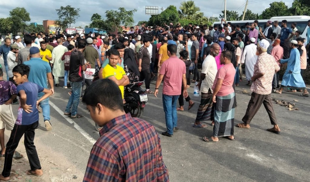 লরিচাপায় প্রবাসী নিহত, ঢাকা-চট্টগ্রাম মহাসড়ক অবরোধ 4 লরিচাপায় প্রবাসী নিহত ঢাকা চট্টগ্রাম মহাসড়ক অবরোধ 1756394966 লরিচাপায় প্রবাসী নিহত, ঢাকা-চট্টগ্রাম মহাসড়ক অবরোধ