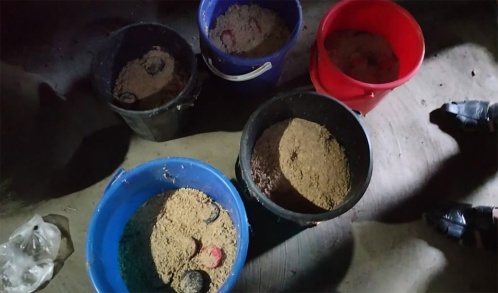 শরীয়তপুরে প্রবাসীর পরিত্যক্ত ঘর থেকে পাঁচ বালতি হাতবোমা উদ্ধার 1755236613 শরীয়তপুরে প্রবাসীর পরিত্যক্ত ঘর থেকে পাঁচ বালতি হাতবোমা উদ্ধার