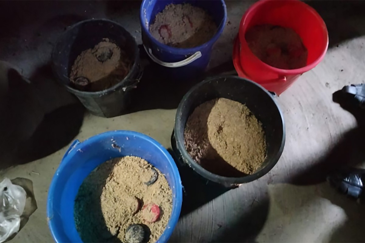 শরীয়তপুরে প্রবাসীর পরিত্যক্ত ঘর থেকে পাঁচ বালতি হাতবোমা উদ্ধার