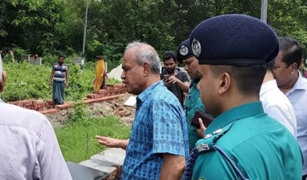 শহীদদের কবরস্থান নির্মাণে দুর্নীতি, ব্যবহৃত হচ্ছে দুই নম্বর ইট! 2 শহীদদের কবরস্থান নির্মাণে দুর্নীতি ব্যবহৃত হচ্ছে দুই নম্বর ইট 1754132140 শহীদদের কবরস্থান নির্মাণে দুর্নীতি, ব্যবহৃত হচ্ছে দুই নম্বর ইট!