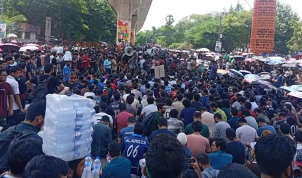 শাহবাগ মোড় অবরোধ করে প্রকৌশল শিক্ষার্থীদের বিক্ষোভ 1756275606 শাহবাগ মোড় অবরোধ করে প্রকৌশল শিক্ষার্থীদের বিক্ষোভ