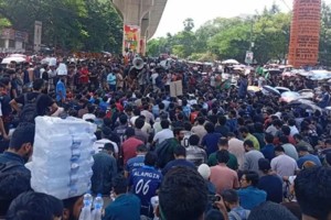 শাহবাগ মোড় অবরোধ করে প্রকৌশল শিক্ষার্থীদের বিক্ষোভ