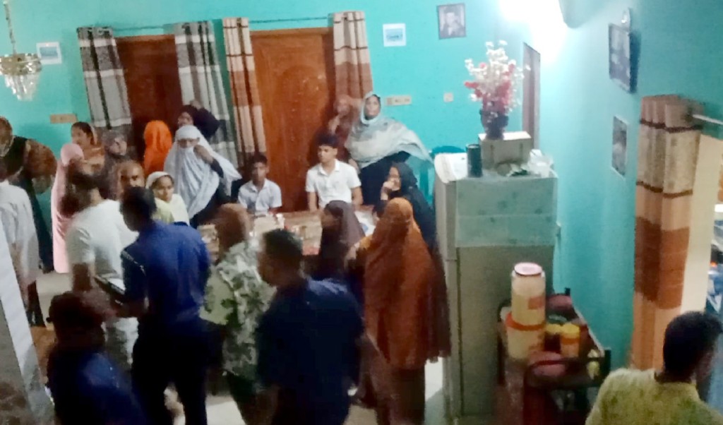 শিক্ষক দম্পতির বাড়িতে ডাকাতি, ১৬ লাখ টাকার মালামাল লুট 4 শিক্ষক দম্পতির বাড়িতে ডাকাতি ১৬ লাখ টাকার মালামাল লুট 1754822042 শিক্ষক দম্পতির বাড়িতে ডাকাতি, ১৬ লাখ টাকার মালামাল লুট