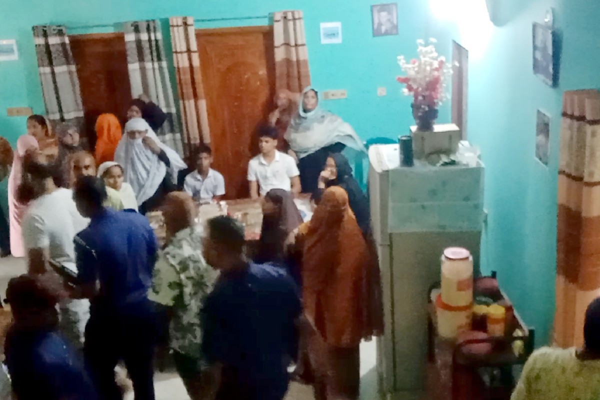 শিক্ষক দম্পতির বাড়িতে ডাকাতি, ১৬ লাখ টাকার মালামাল লুট