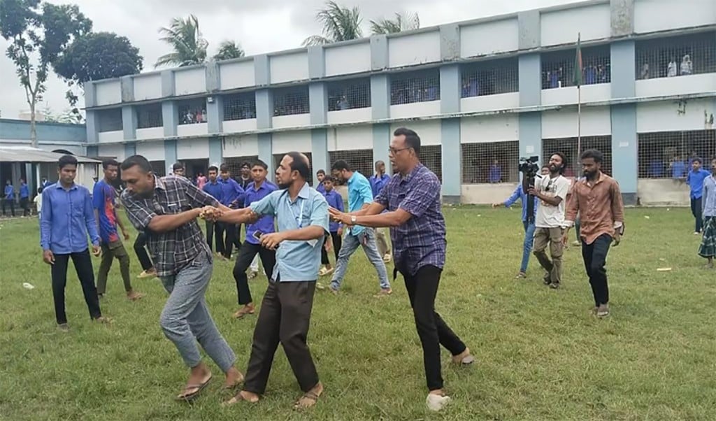 শিক্ষককে মারধর করে বাজারে ঘোরিয়ে লাঞ্ছিত করলেন বিএনপি 1755486608 শিক্ষককে মারধর করে বাজারে ঘোরিয়ে লাঞ্ছিত করলেন বিএনপি-ছাত্রদল নেতাকর্মীরা