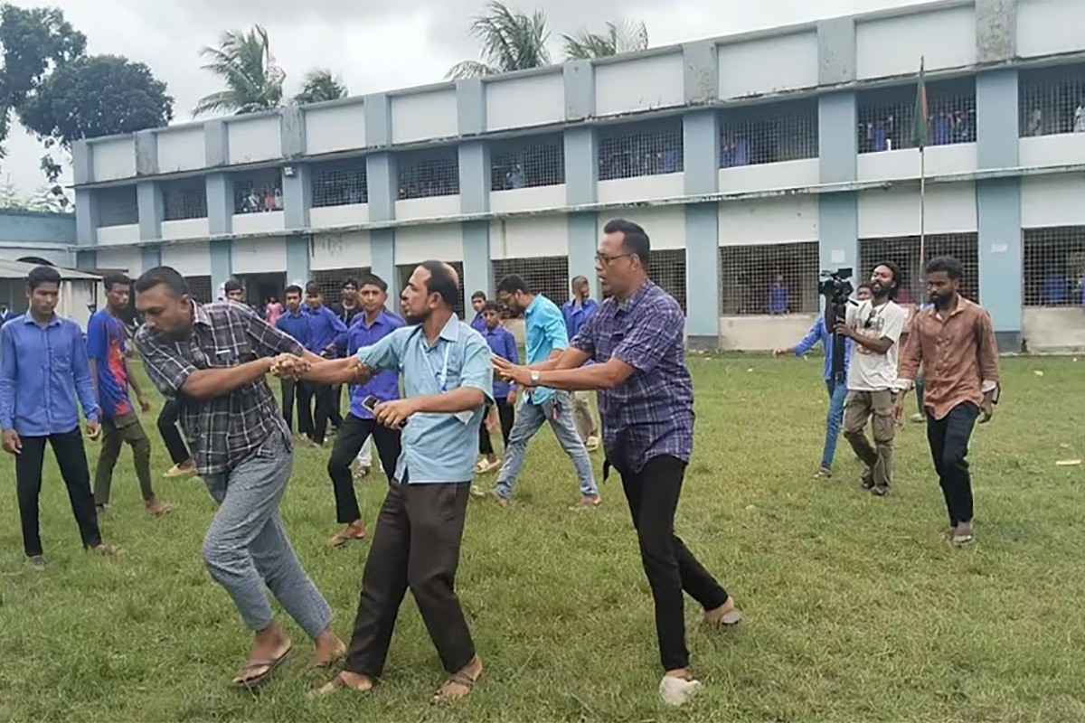 শিক্ষককে মারধর করে বাজারে ঘোরিয়ে লাঞ্ছিত করলেন বিএনপি-ছাত্রদল নেতাকর্মীরা