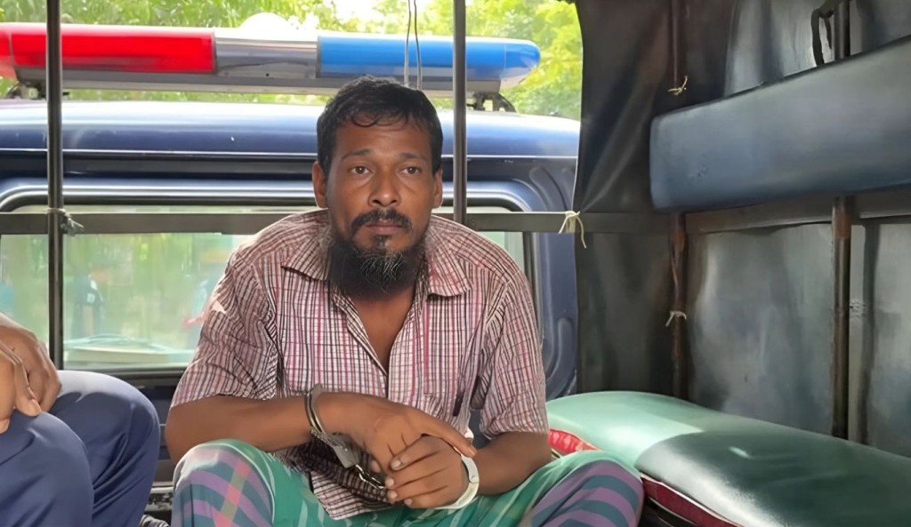 শিশু ধর্ষণচেষ্টার অভিযোগে দিনজুরকে গণধোলাই দিয়ে পুলিশে দিলো বিক্ষুব্ধ জনতা 1755845486 শিশু ধর্ষণচেষ্টার অভিযোগে এক ব্যক্তিকে গণধোলাই দিয়ে পুলিশে দিলো বিক্ষুব্ধ জনতা