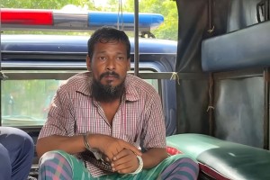 শিশু ধর্ষণচেষ্টার অভিযোগে এক ব্যক্তিকে গণধোলাই দিয়ে পুলিশে দিলো বিক্ষুব্ধ জনতা