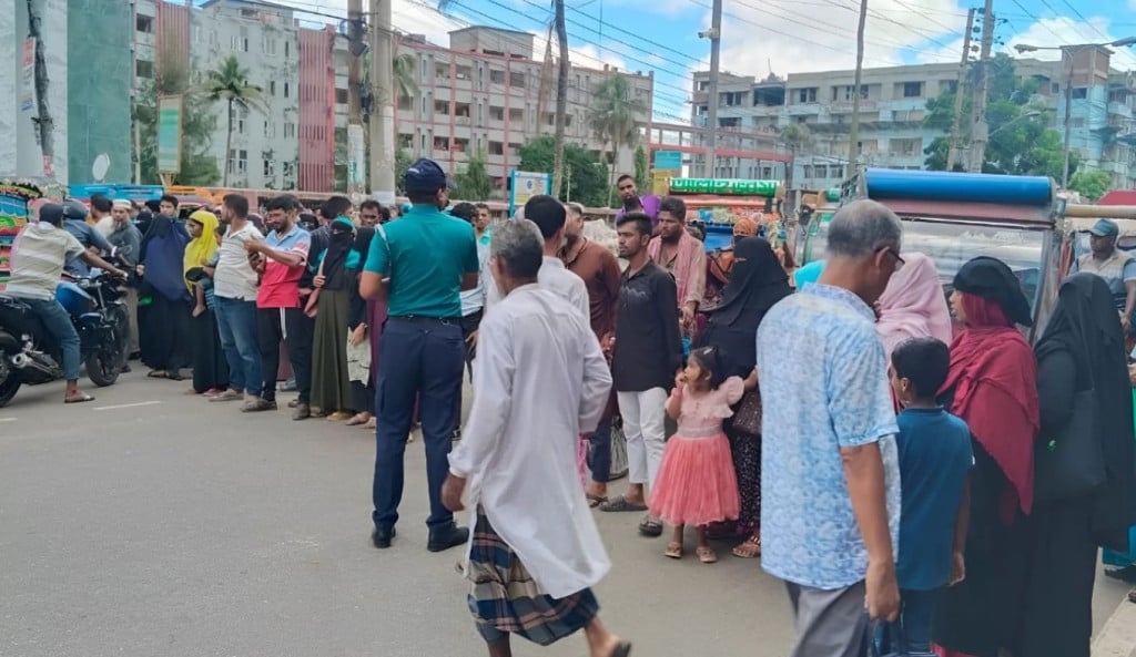 শেবাচিমে চিকিৎসা সেবা না পেয়ে সড়কে রোগী স্বজনদের বিক্ষোভ 1755505528 শেবাচিমে চিকিৎসা সেবা না পেয়ে সড়কে রোগী-স্বজনদের বিক্ষোভ