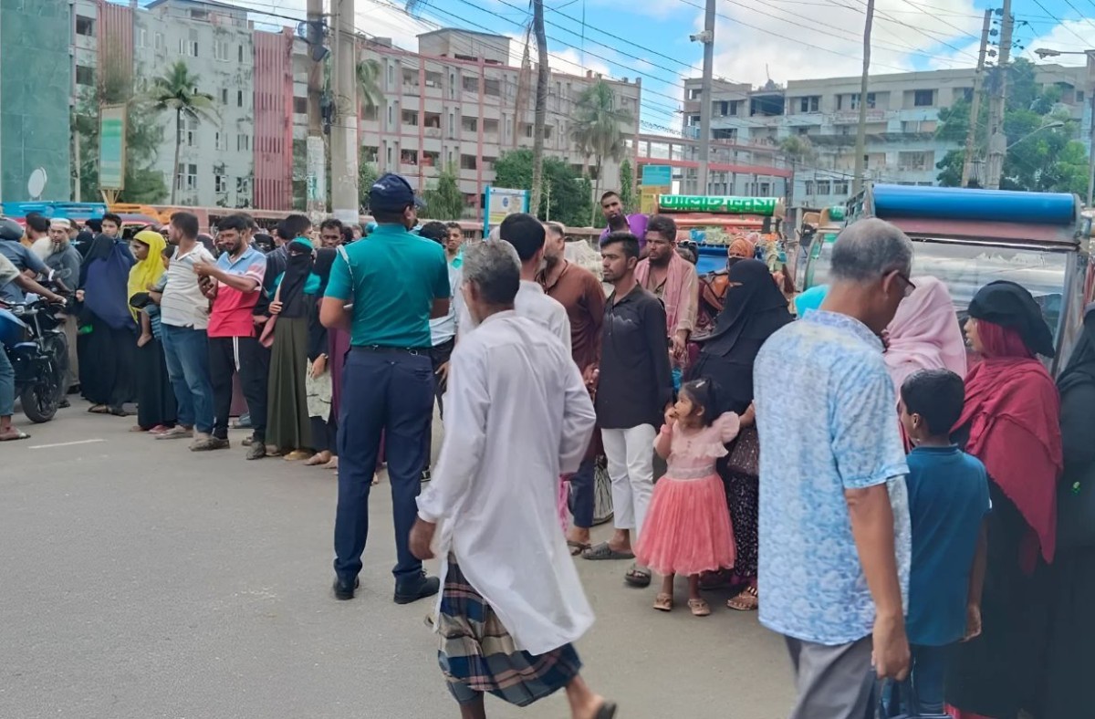 শেবাচিমে চিকিৎসা সেবা না পেয়ে সড়কে রোগী-স্বজনদের বিক্ষোভ
