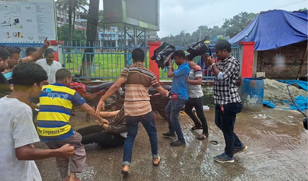 শের–ই–বাংলা মেডিকেলের কর্মীদের ধাওয়া ও মারধর শিক্ষার্থীদের অনশন কর্মসূচি পণ্ড 1755168432 শের–ই–বাংলা মেডিকেলের কর্মীদের ধাওয়া ও মারধর, শিক্ষার্থীদের অনশন কর্মসূচি পণ্ড