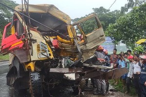 সড়ক দুর্ঘটনায় লরিচালকের সহকারী নিহত, চার ঘণ্টার চেষ্টায় উদ্ধার ছিন্নভিন্ন দেহ