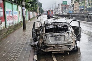 মহাখালীতে সড়ক বিভাজকে ধাক্কা খাওয়ার পর প্রাইভেটকারে আগুন, নিহত ২