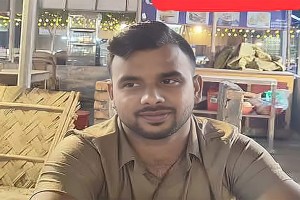 ‘মাথার খুলি উড়ায় ফেলব, আমি কিন্তু রায়হান’