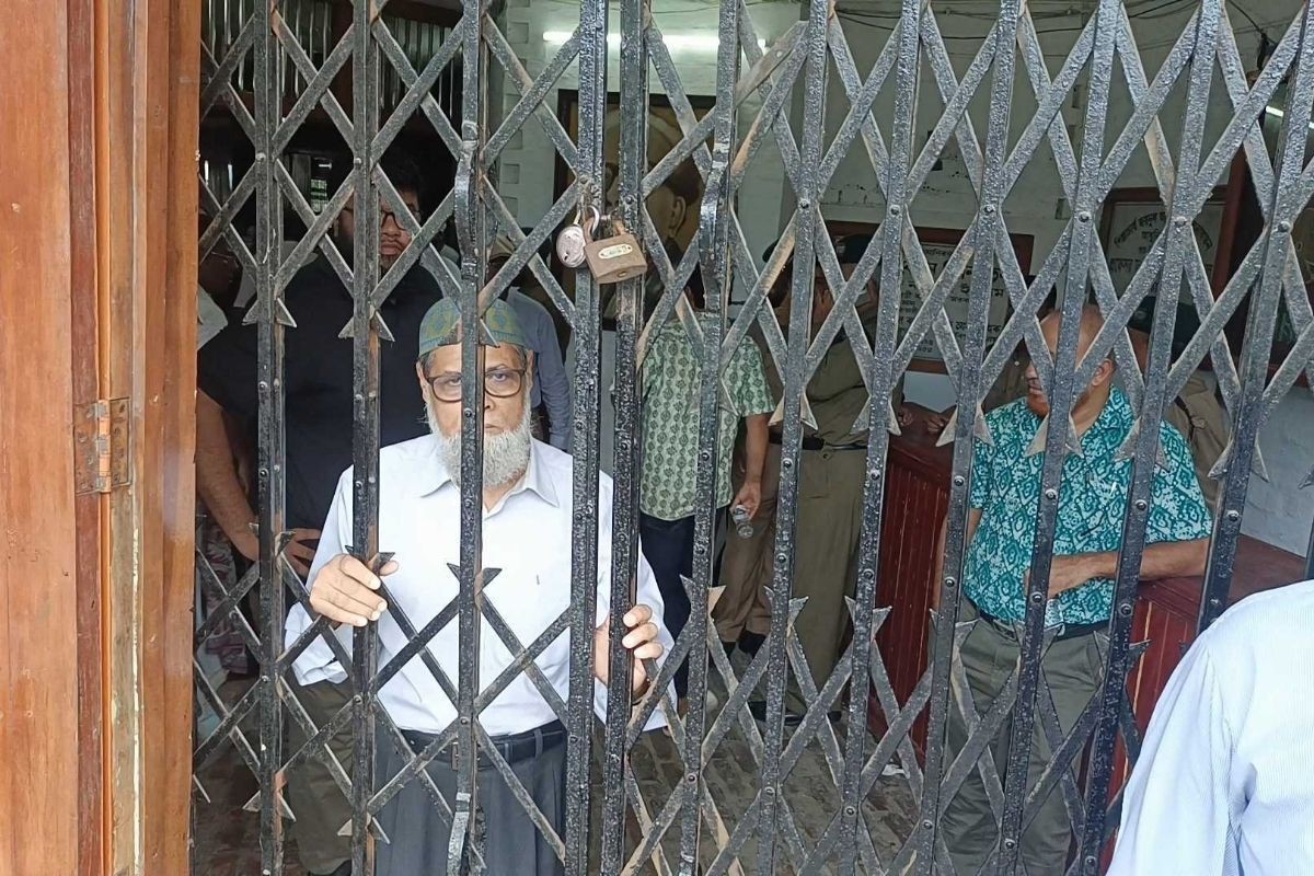 সমন্বিত ডিগ্রির দাবিতে বাকৃবির ভিসিসহ ২ শতাধিক শিক্ষক অবরুদ্ধ