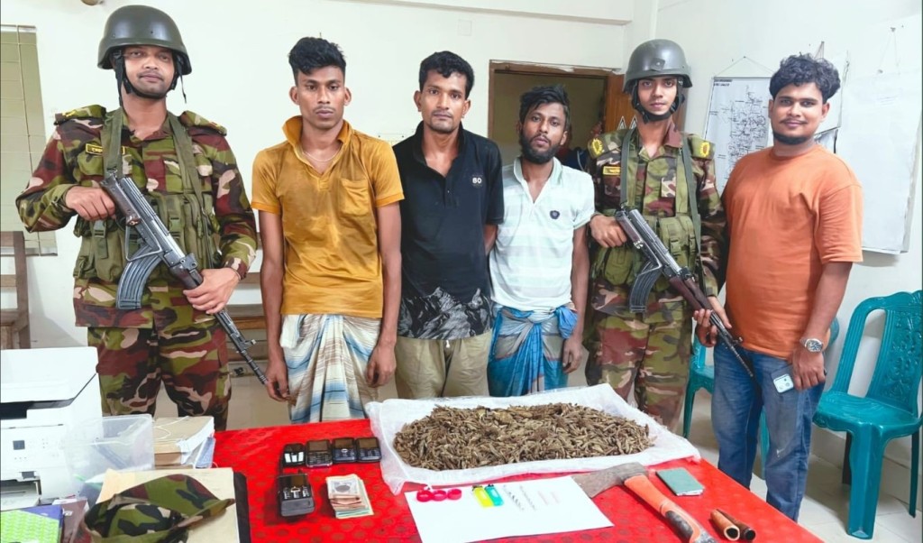 সরিষাবাড়ীতে সেনাবাহিনীর অভিযানে তিন মাদক ব্যবসায়ী আটক 4 সরিষাবাড়ীতে সেনাবাহিনীর অভিযানে তিন মাদক ব্যবসায়ী আটক 1754998506 সরিষাবাড়ীতে সেনাবাহিনীর অভিযানে তিন মাদক ব্যবসায়ী আটক