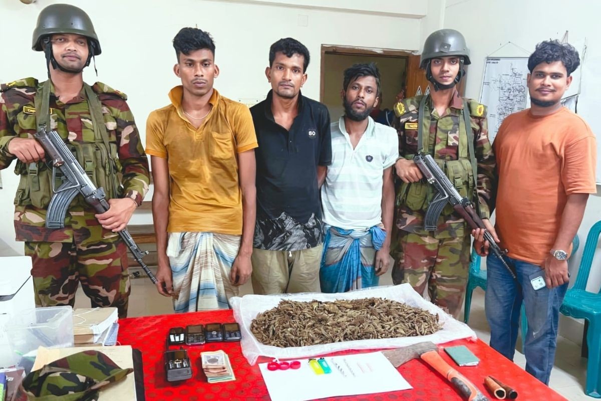 সরিষাবাড়ীতে সেনাবাহিনীর অভিযানে তিন মাদক ব্যবসায়ী আটক