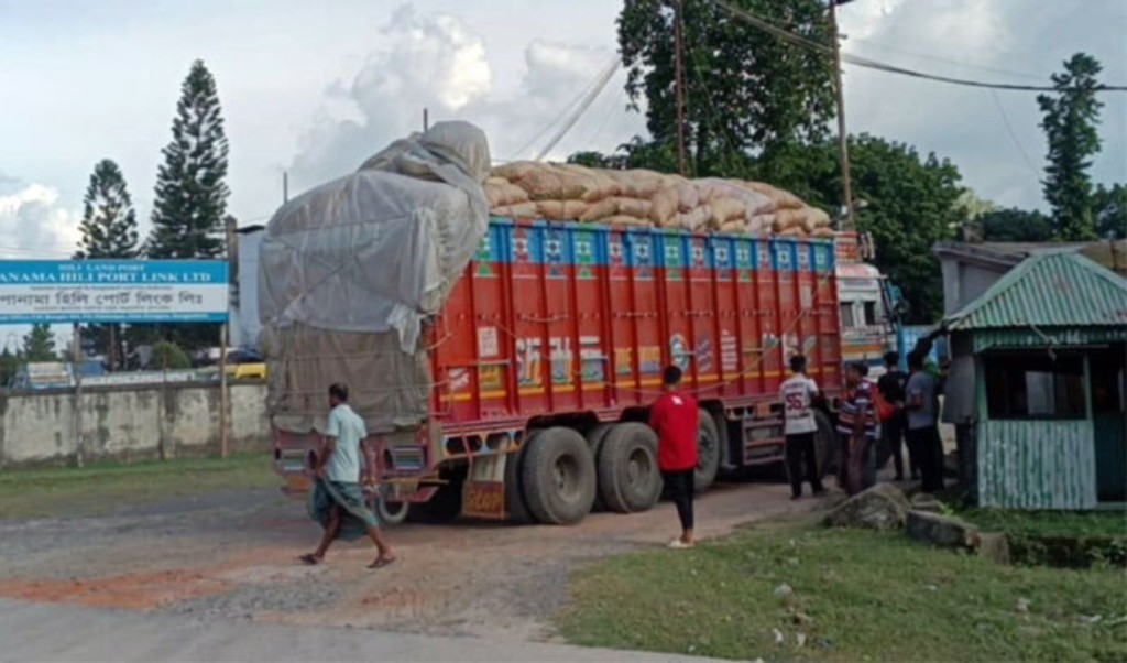 সাড়ে ৫ মাস পর হিলি দিয়ে পেঁয়াজ আমদানি শুরু 3 সাড়ে ৫ মাস পর হিলি দিয়ে পেঁয়াজ আমদানি শুরু 1755440152 সাড়ে ৫ মাস পর হিলি দিয়ে পেঁয়াজ আমদানি শুরু