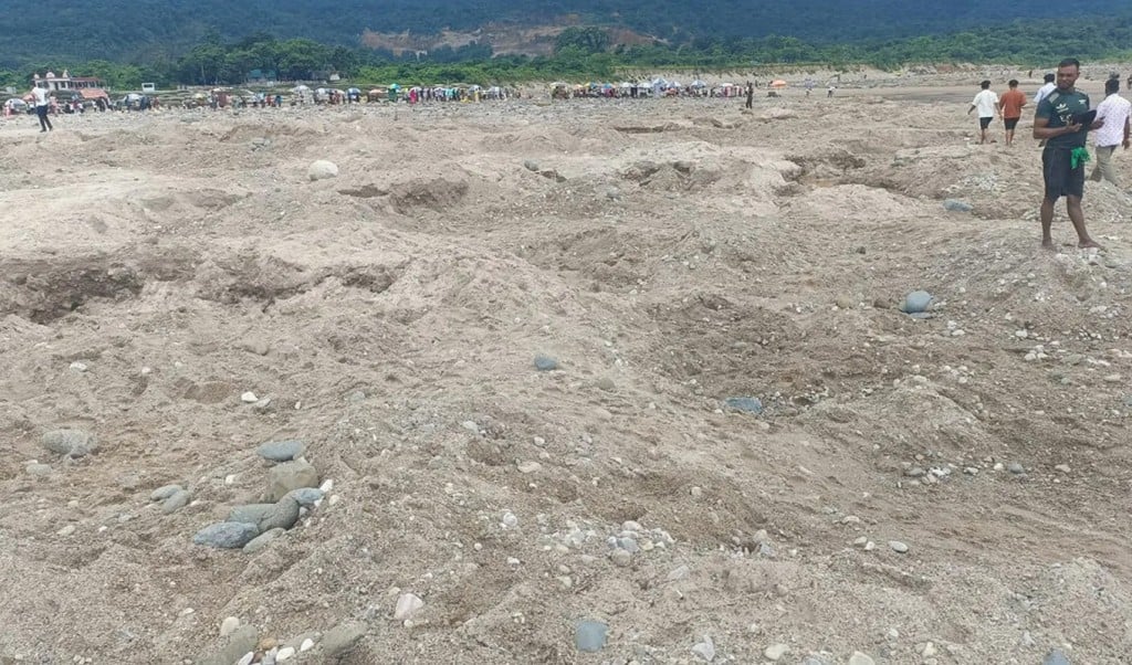 সাদা পাথর 1754967461 জাফলংয়ের পাথর লুট বন্ধ করা গেলো না কেন? কারা ছিলেন নেপথ্যের কারিগর