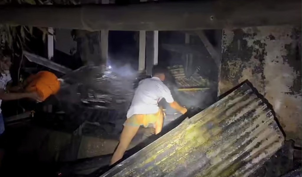 সাবেক যুবলীগ নেতার বাড়িতে হামলা-ভাঙচুর ও অগ্নিসংযোগের অভিযোগ 4 সাবেক যুবলীগ নেতার বাড়িতে হামলা ভাঙচুর ও অগ্নিসংযোগের অভিযোগ 1755340843 সাবেক যুবলীগ নেতার বাড়িতে হামলা-ভাঙচুর ও অগ্নিসংযোগের অভিযোগ