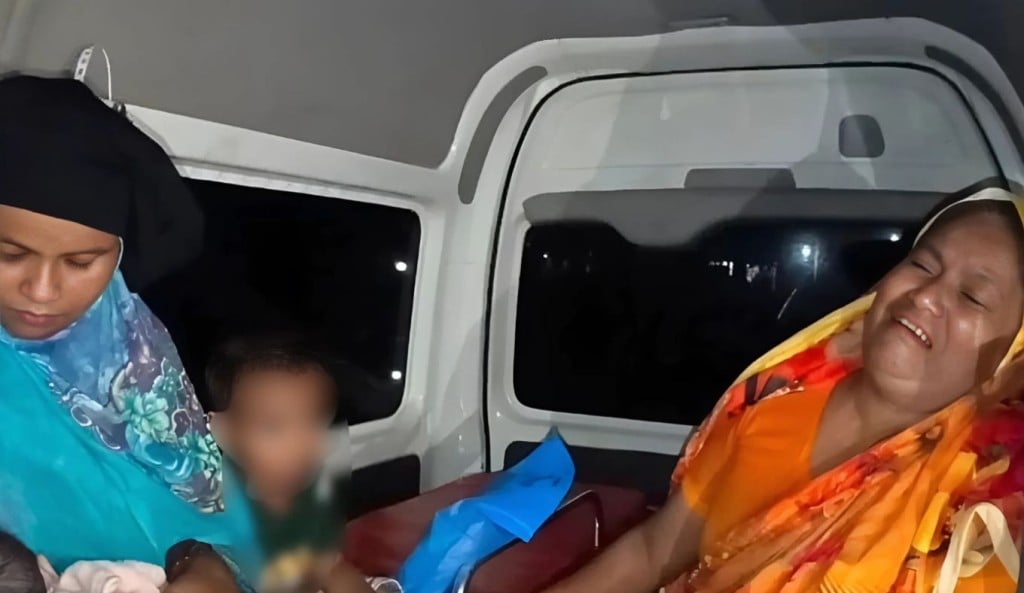 সিন্ডিকেটের কবলে অ্যাম্বুলেন্স ভেতরে নবজাতকের মৃত্যু 1755233355 সিন্ডিকেটের কবলে অ্যাম্বুলেন্স: ভেতরে নবজাতকের মৃত্যু