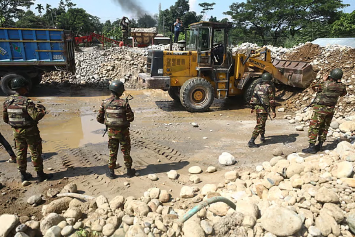 সিলেটে যৌথ বাহিনীর অভিযান, জব্দ আড়াই লাখ ঘনফুট পাথর
