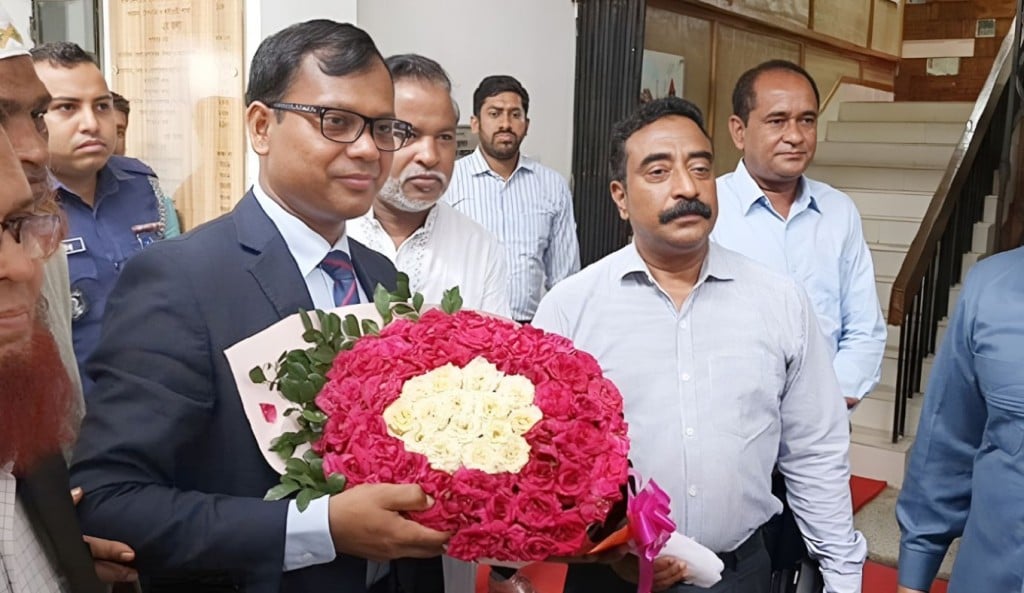 সিলেটের নতুন ডিসির দায়িত্ব নিলেন সারওয়ার আলম 1755765339 সিলেটের নতুন ডিসির দায়িত্ব নিলেন সারওয়ার আলম