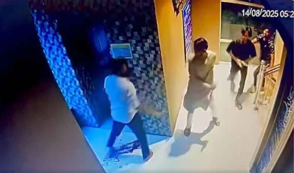 বনানীতে যুবককে ছুরিকাঘাতে হত্যা: গ্রেপ্তার প্রধান দুই আসামি 3 সিসা লাউঞ্জে 1755268067 বনানীতে যুবককে ছুরিকাঘাতে হত্যা: গ্রেপ্তার প্রধান দুই আসামি