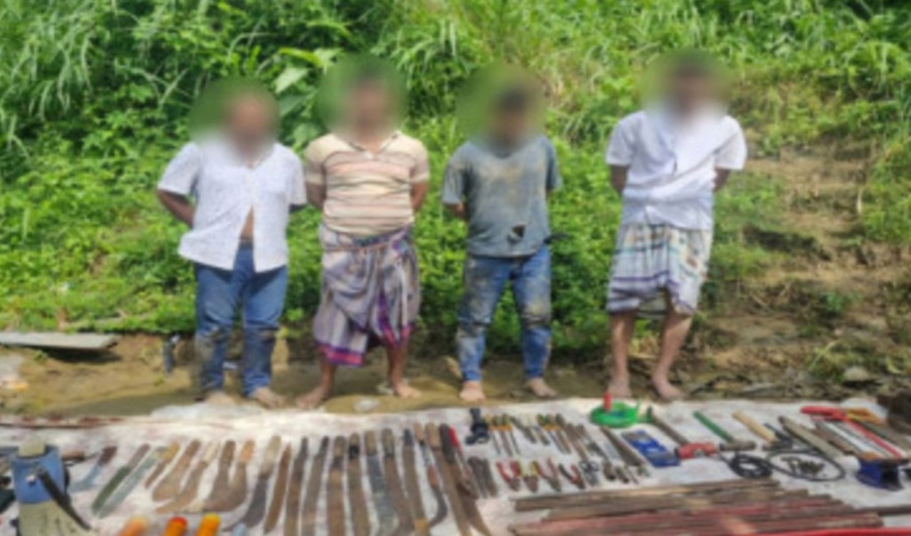 সীতাকুণ্ডে পাহাড়ে অস্ত্র তৈরির কারখানায় অভিযান, বিপুল অস্ত্রসহ আটক ৪ 3 সীতাকুণ্ডে পাহাড়ে অস্ত্র তৈরির কারখানায় অভিযান বিপুল অস্ত্রসহ আটক ৪ 1756550630 সীতাকুণ্ডে পাহাড়ে অস্ত্র তৈরির কারখানায় অভিযান, বিপুল অস্ত্রসহ আটক ৪
