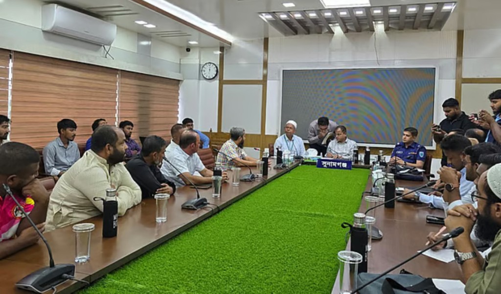 সুনামগঞ্জে বৈঠকের পর ধর্মঘট প্রত্যাহার, স্বাভাবিক হচ্ছে যান চলাচল 3 বৈঠক
