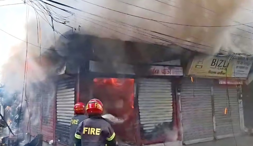 সোনার বাংলা মার্কেটে আগুনে পুড়লো ৭ দোকান 1754459273 সোনার বাংলা মার্কেটে আগুনে পুড়লো ৭ দোকান