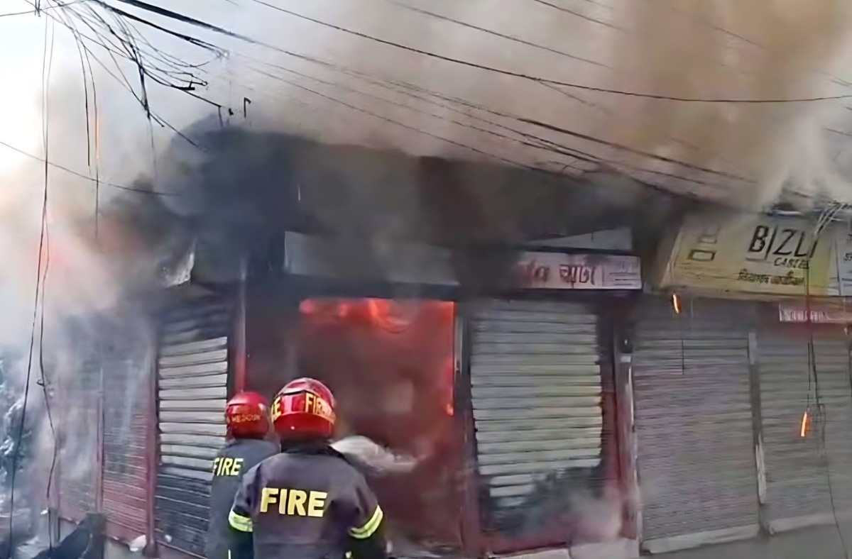 সোনার বাংলা মার্কেটে আগুনে পুড়লো ৭ দোকান