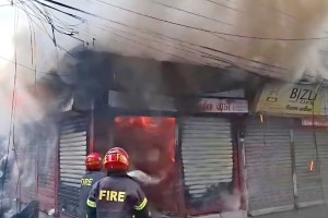 সোনার বাংলা মার্কেটে আগুনে পুড়লো ৭ দোকান