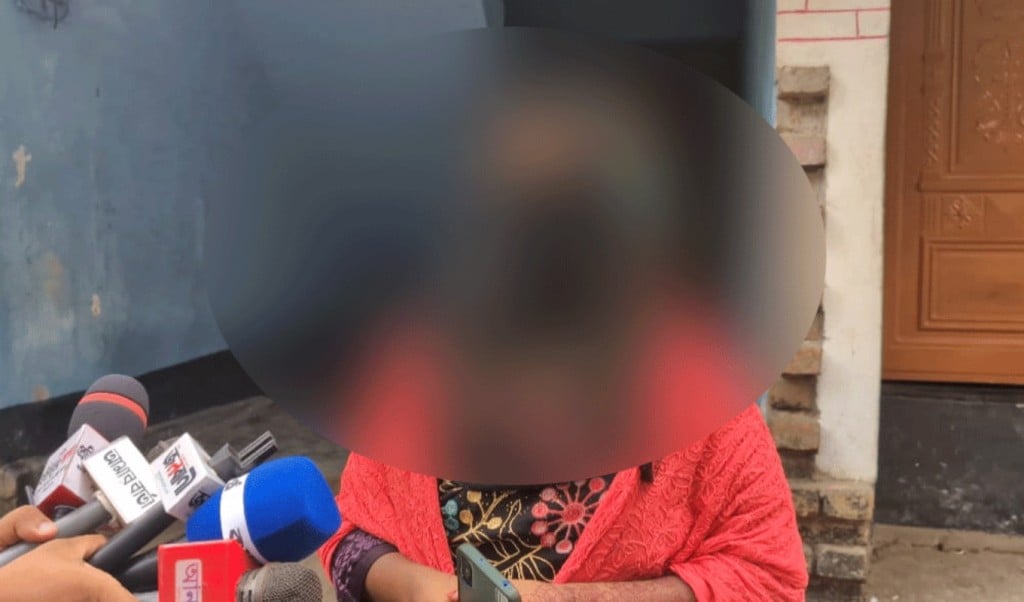 স্ত্রীর স্বীকৃতির দাবিতে প্রেমিকের বাড়িতে তরুণীর অনশন 4 স্ত্রীর স্বীকৃতির দাবিতে প্রেমিকের বাড়িতে তরুণীর অনশন 1754408550 স্ত্রীর স্বীকৃতির দাবিতে প্রেমিকের বাড়িতে তরুণীর অনশন