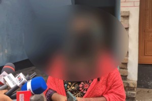 স্ত্রীর স্বীকৃতির দাবিতে প্রেমিকের বাড়িতে তরুণীর অনশন