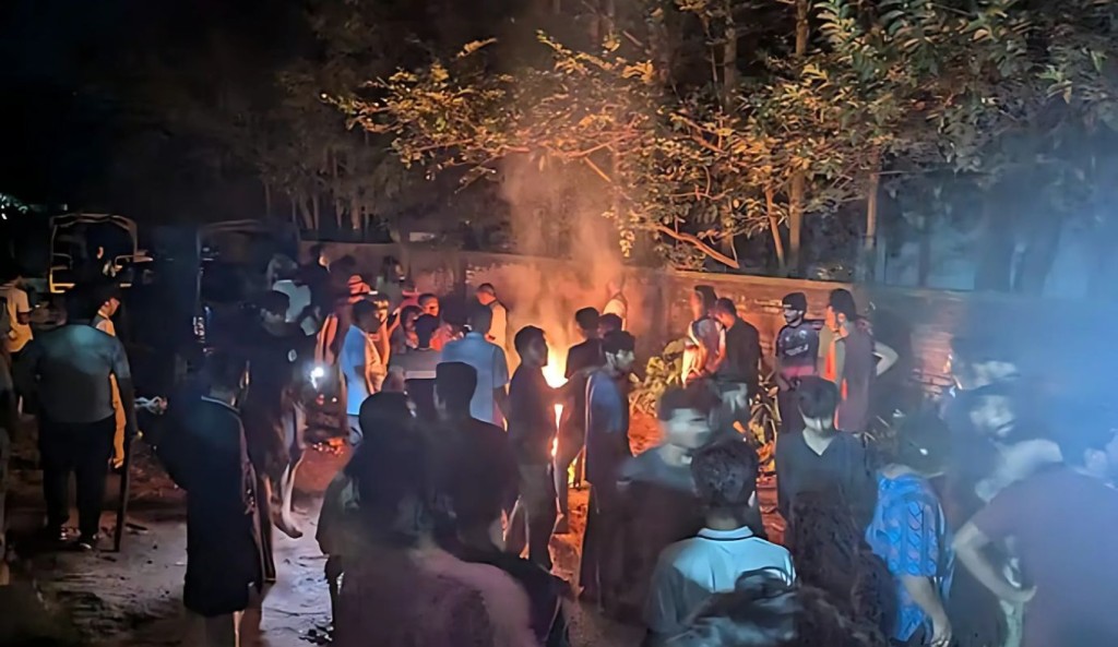 স্থানীয়দের সঙ্গে সংঘর্ষে চবির ৬০ শিক্ষার্থী আহত, পরীক্ষা স্থগিত 4 স্থানীয়দের সঙ্গে সংঘর্ষে চবির ৬০ শিক্ষার্থী আহত পরীক্ষা স্থগিত 1756606947 স্থানীয়দের সঙ্গে সংঘর্ষে চবির ৬০ শিক্ষার্থী আহত, পরীক্ষা স্থগিত