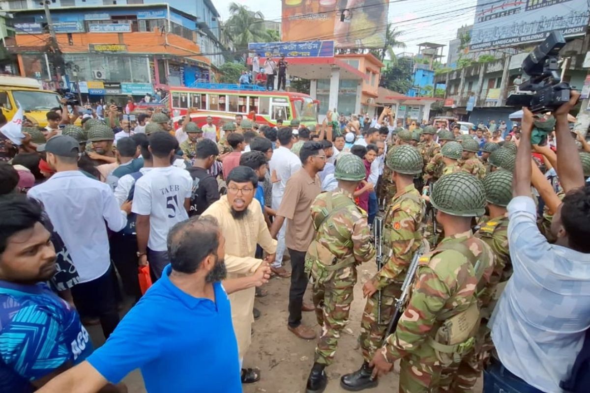 স্বাস্থ্য খাত সংস্কারের আন্দোলনে অবরুদ্ধ বরিশাল, জয় বাংলা স্লোগান দিয়ে যুবক আটক