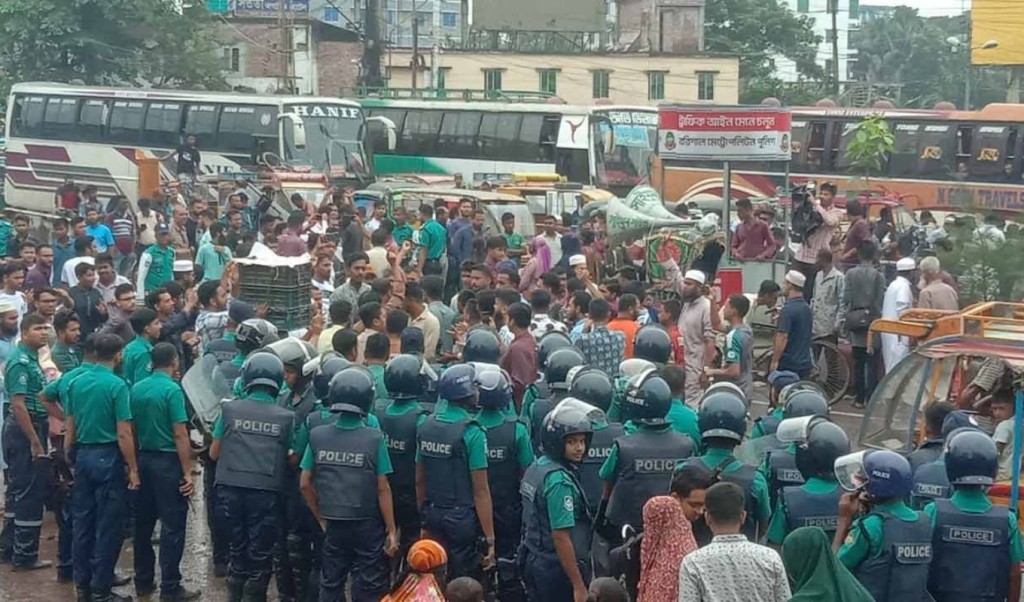 স্বাস্থ্যখাতে সংস্কারের দাবিতে ঢাকা বরিশাল মহাসড়ক ব্লকেড 1754649818 স্বাস্থ্যখাতে সংস্কারের দাবিতে ঢাকা-বরিশাল মহাসড়ক ব্লকেড