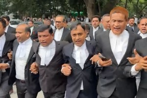 খায়রুল হকের ফাঁসির দাবিতে হাইকোর্টে আইনজীবীদের বিক্ষোভ