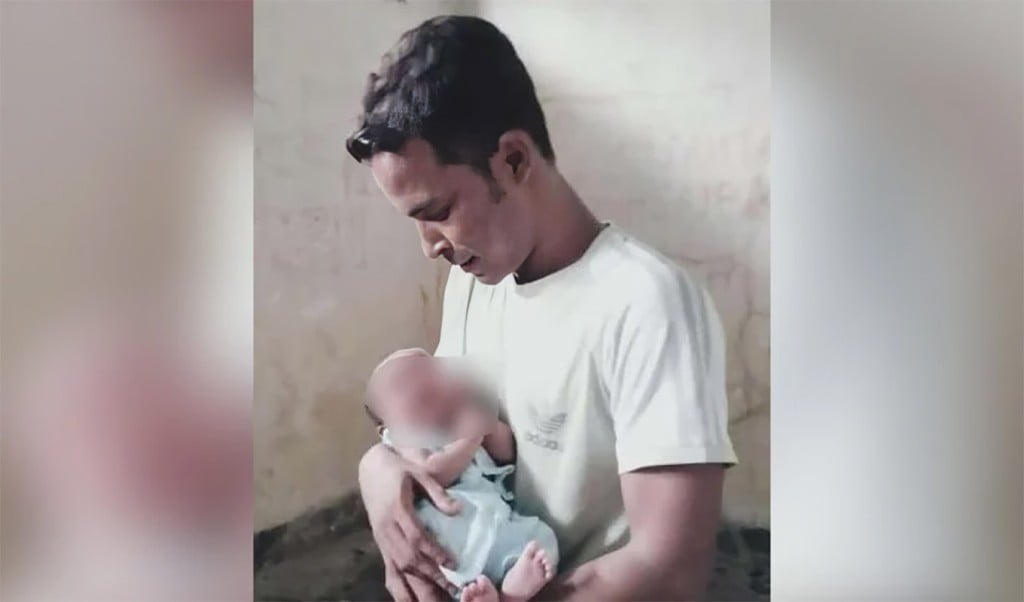 হাজতে ছাত্রলীগ নেতার কোলে বাচ্চা 1754547719 হাজতে সন্তান কোলে ছাত্রলীগ নেতার ছবি, দায়িত্বরত ২ পুলিশ প্রত্যাহার
