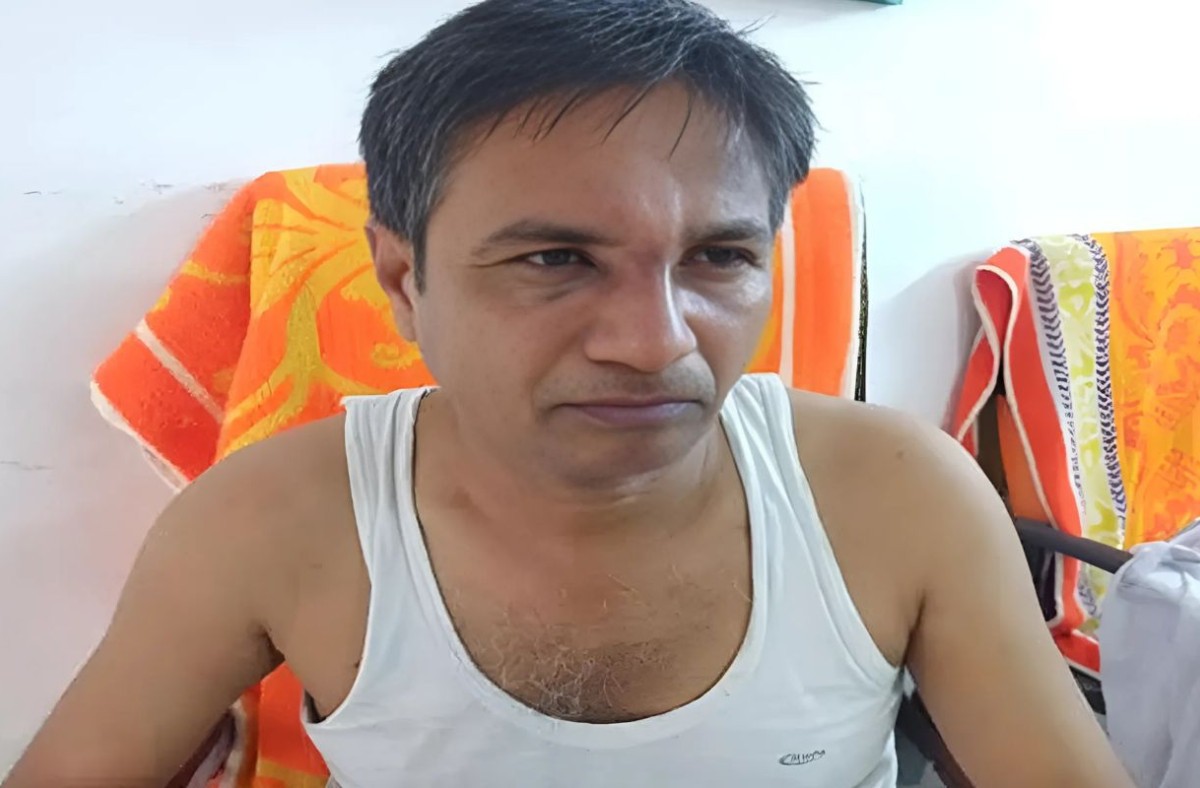 হামলার শিকার প্রধান শিক্ষক, লাইভে এসে শাস্তির দাবি