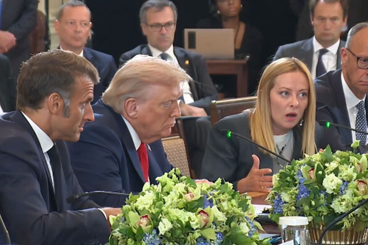 ট্রাম্প জেলেনস্কির আলোচনার মাঝেই পুতিনকে ফোন, ত্রিপক্ষীয় বৈঠকের ইঙ্গিত