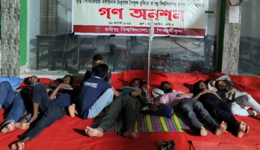 ১২ ঘণ্টা অনশনে রবির ১৫ শিক্ষার্থীর 1755398784 ১২ ঘণ্টা অনশনে রবির ১৫ শিক্ষার্থীর