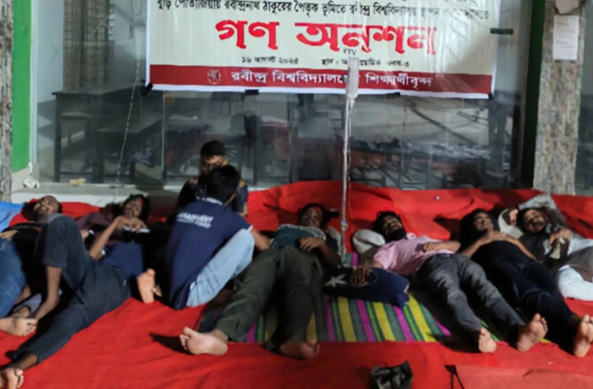 ১২ ঘণ্টা অনশনে রবির ১৫ শিক্ষার্থীর