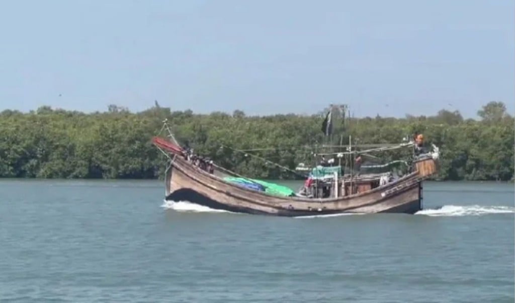 ১২ বাংলাদেশি জেলেকে ধরে নিয়ে গেছে আরাকান আর্মি 1755962815 ১২ বাংলাদেশি জেলেকে ধরে নিয়ে গেছে আরাকান আর্মি