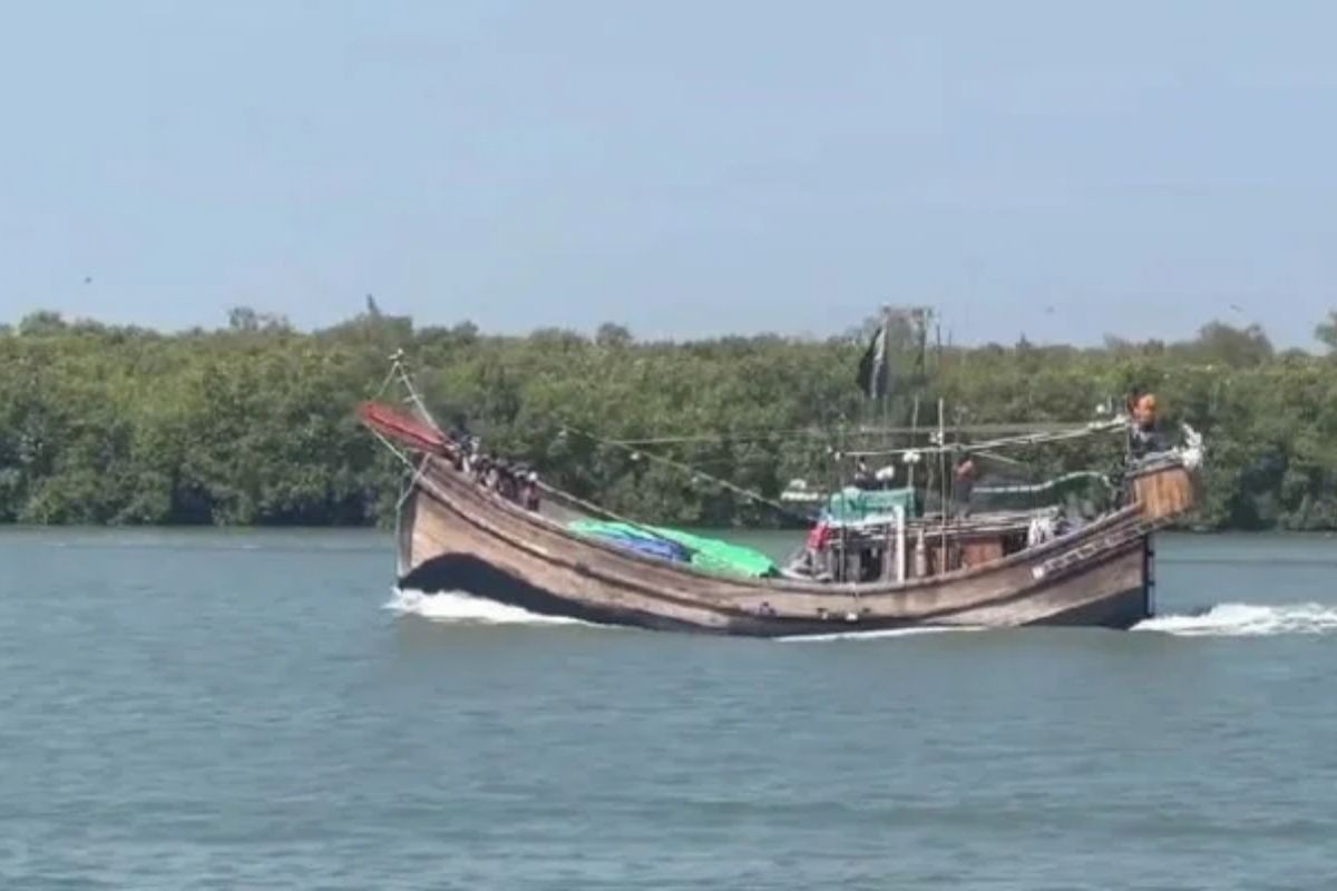 ১২ বাংলাদেশি জেলেকে ধরে নিয়ে গেছে আরাকান আর্মি