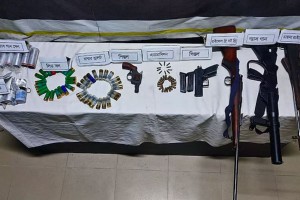 ১৩৬৩ লুটের অস্ত্রের হদিস নেই, চলছে ছিনতাই-লুটপাট; পুলিশ বলছে ঝুঁকি কম