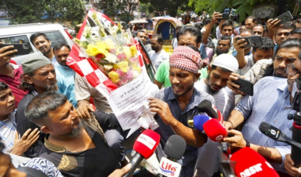 ৩২ নম্বরে ফুল দিতে যাওয়া রিকশাচালককে কীসের ভিত্তিতে গ্রেপ্তার, ওসির কাছে ব্যাখ্যা তলব 4 ৩২ নম্বরে ফুল দিতে যাওয়া রিকশাচালককে কীসের ভিত্তিতে গ্রেপ্তার 1755428294 ৩২ নম্বরে ফুল দিতে যাওয়া রিকশাচালককে কীসের ভিত্তিতে গ্রেপ্তার, ওসির কাছে ব্যাখ্যা তলব