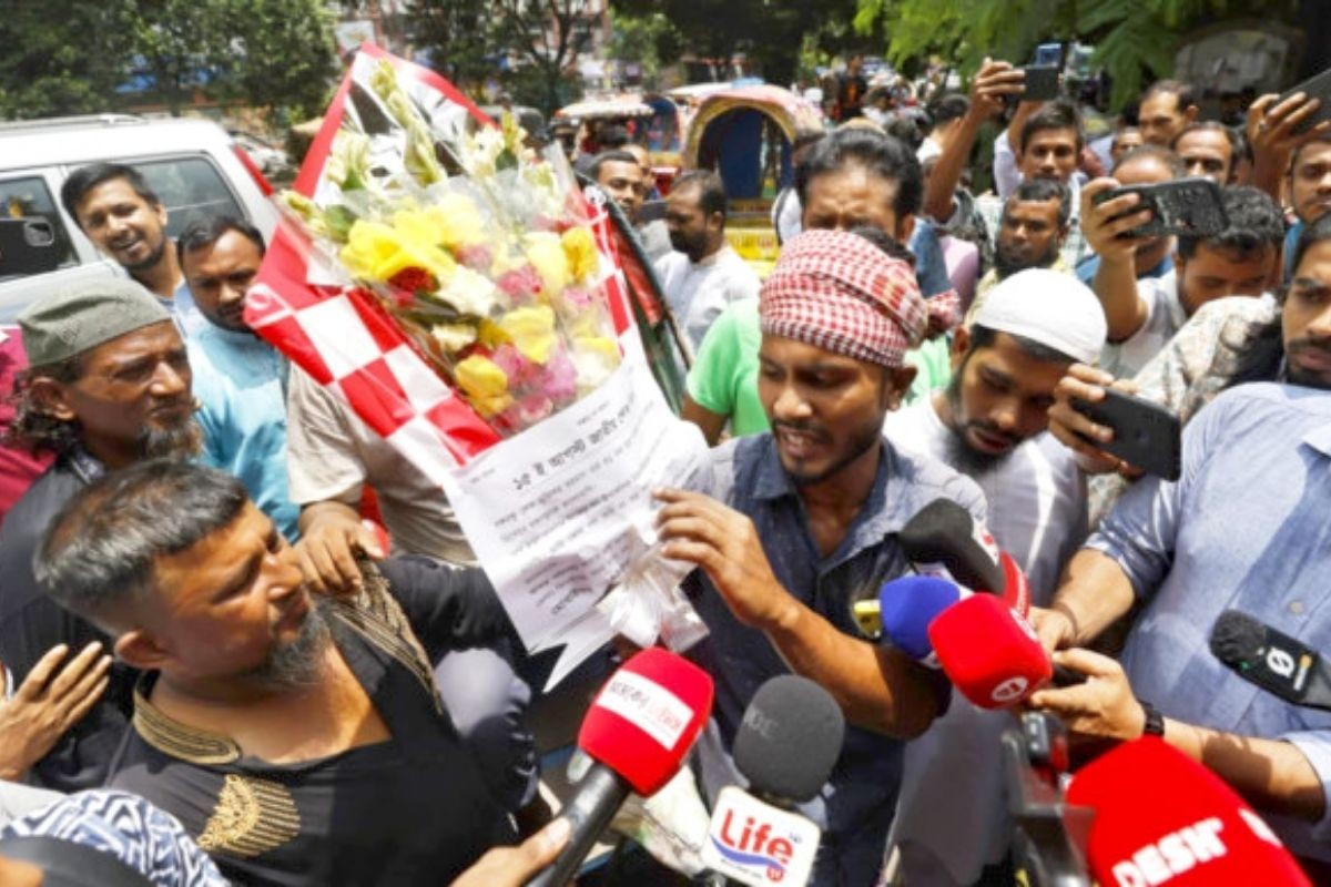 ৩২ নম্বরে ফুল দিতে যাওয়া রিকশাচালককে কীসের ভিত্তিতে গ্রেপ্তার, ওসির কাছে ব্যাখ্যা তলব